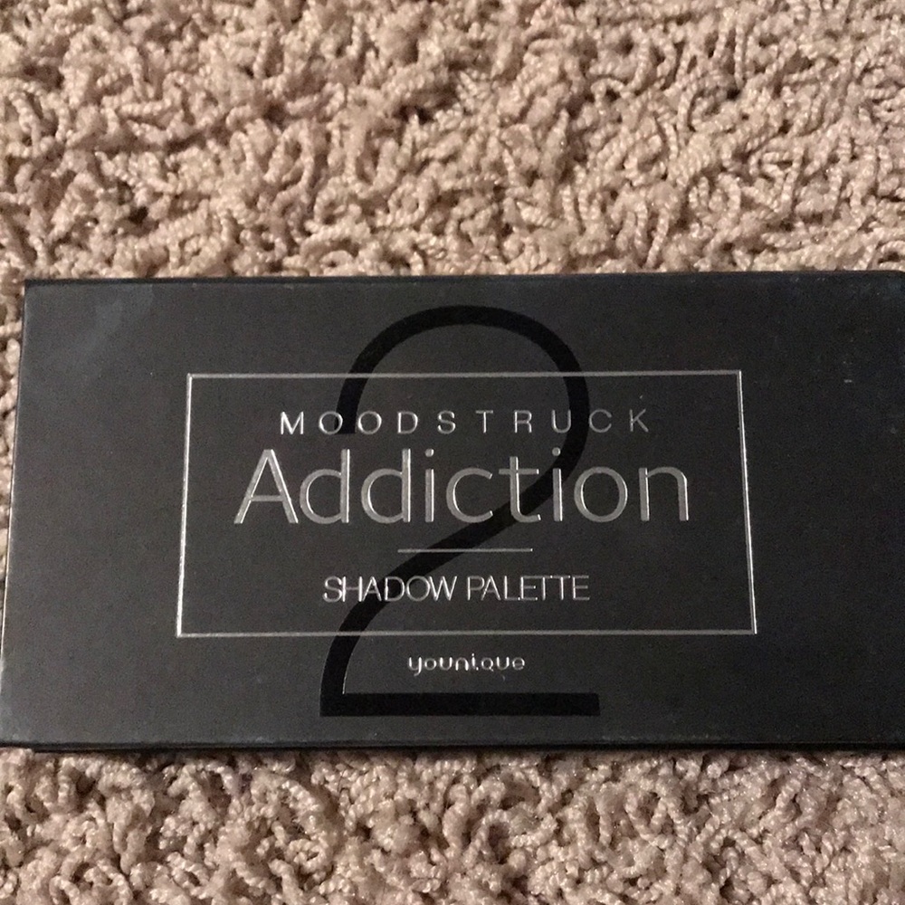Younique eyeshadow palette